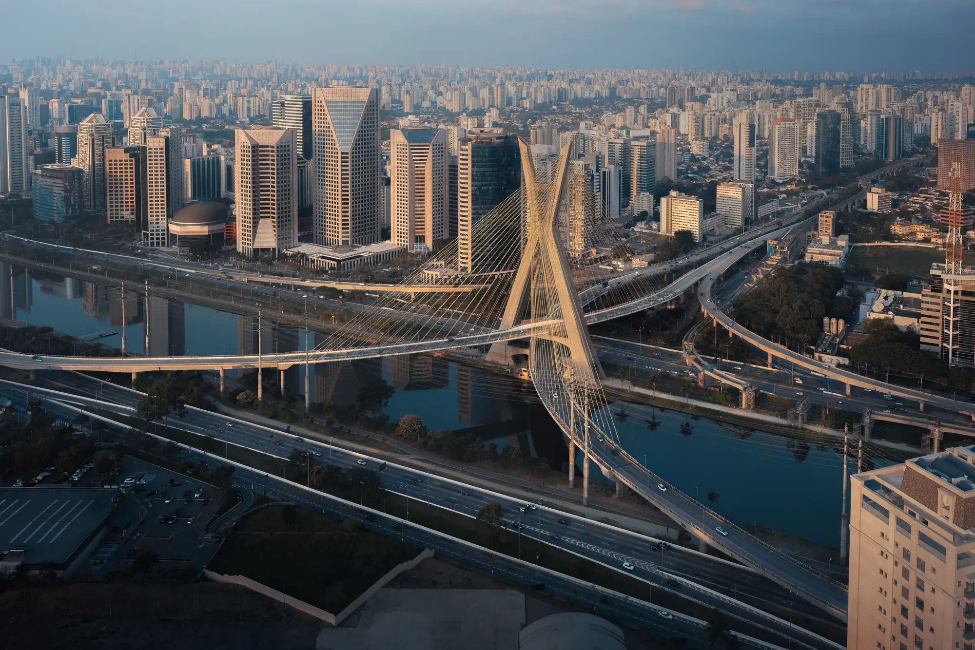 Vista aérea de São Paulo com a Ponte Estaiada